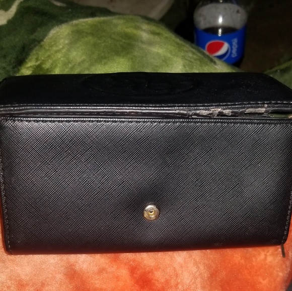 Guess Women's Leather Bi-fold Clutch Wallet - Picture 4 of 8